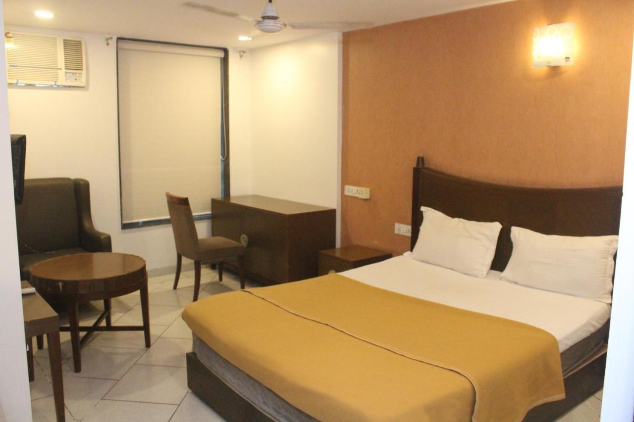 Hotel Western Court Boisar Bagian luar foto