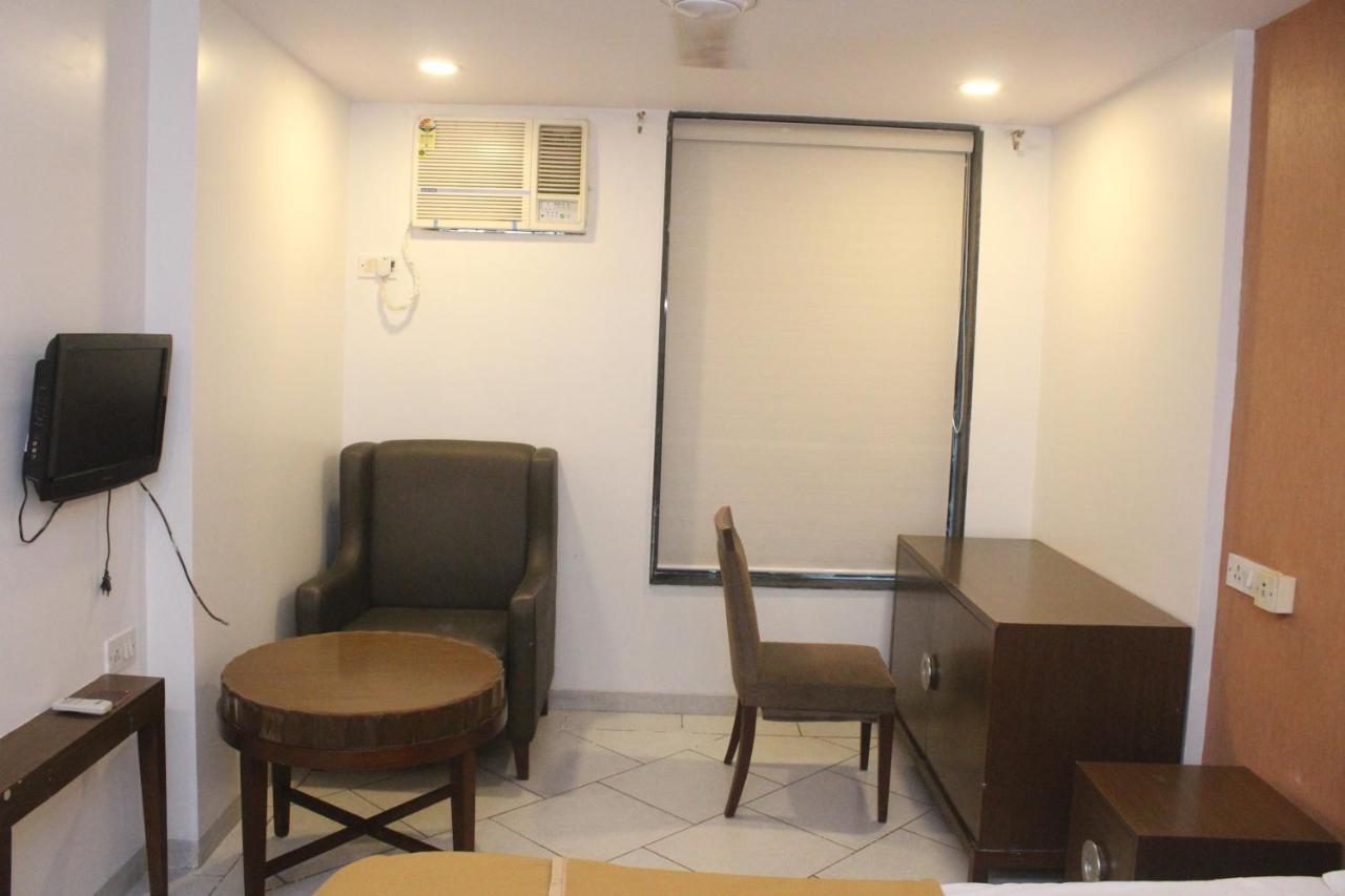 Hotel Western Court Boisar Bagian luar foto
