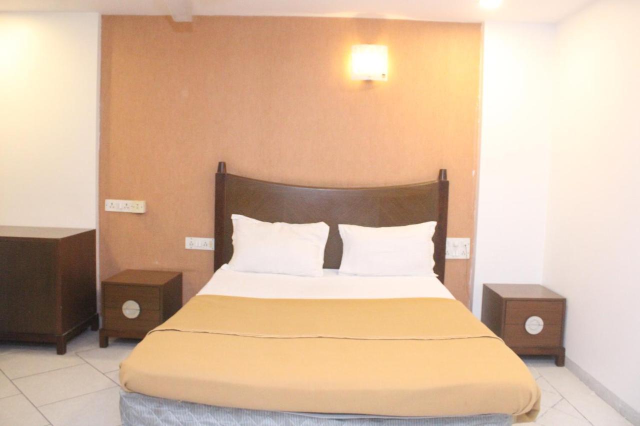 Hotel Western Court Boisar Bagian luar foto