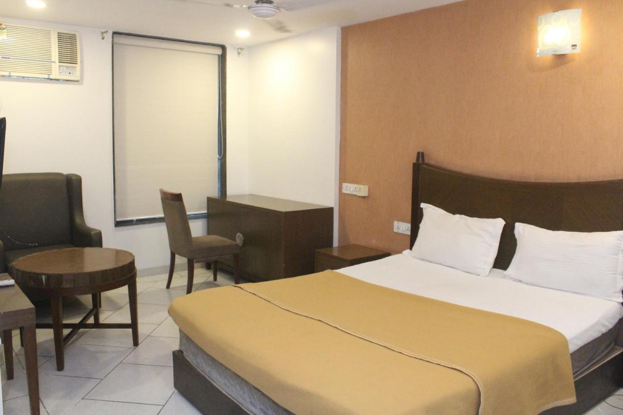 Hotel Western Court Boisar Bagian luar foto