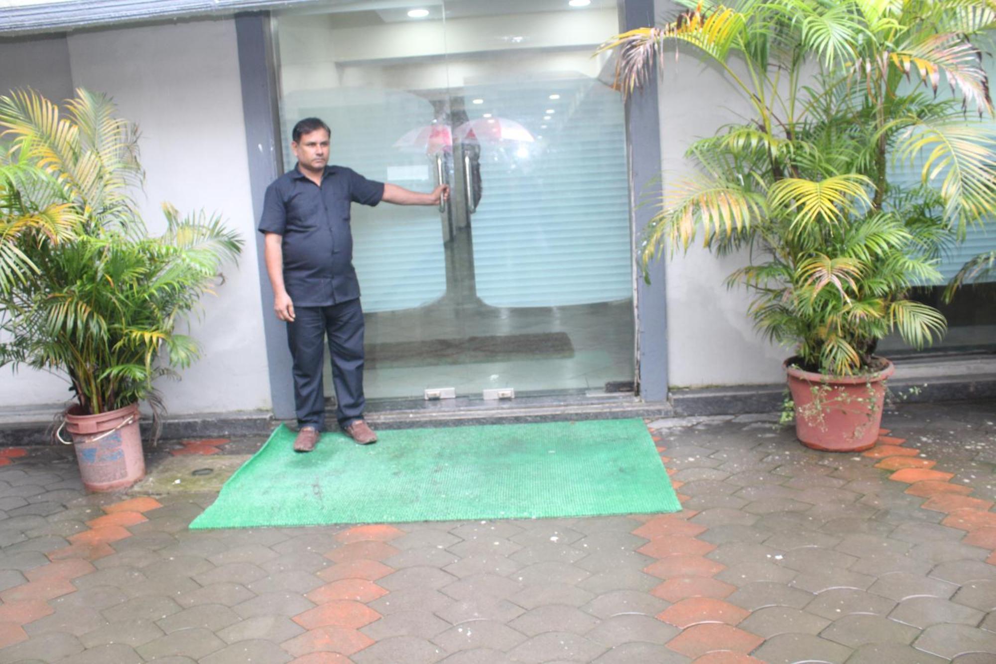 Hotel Western Court Boisar Bagian luar foto