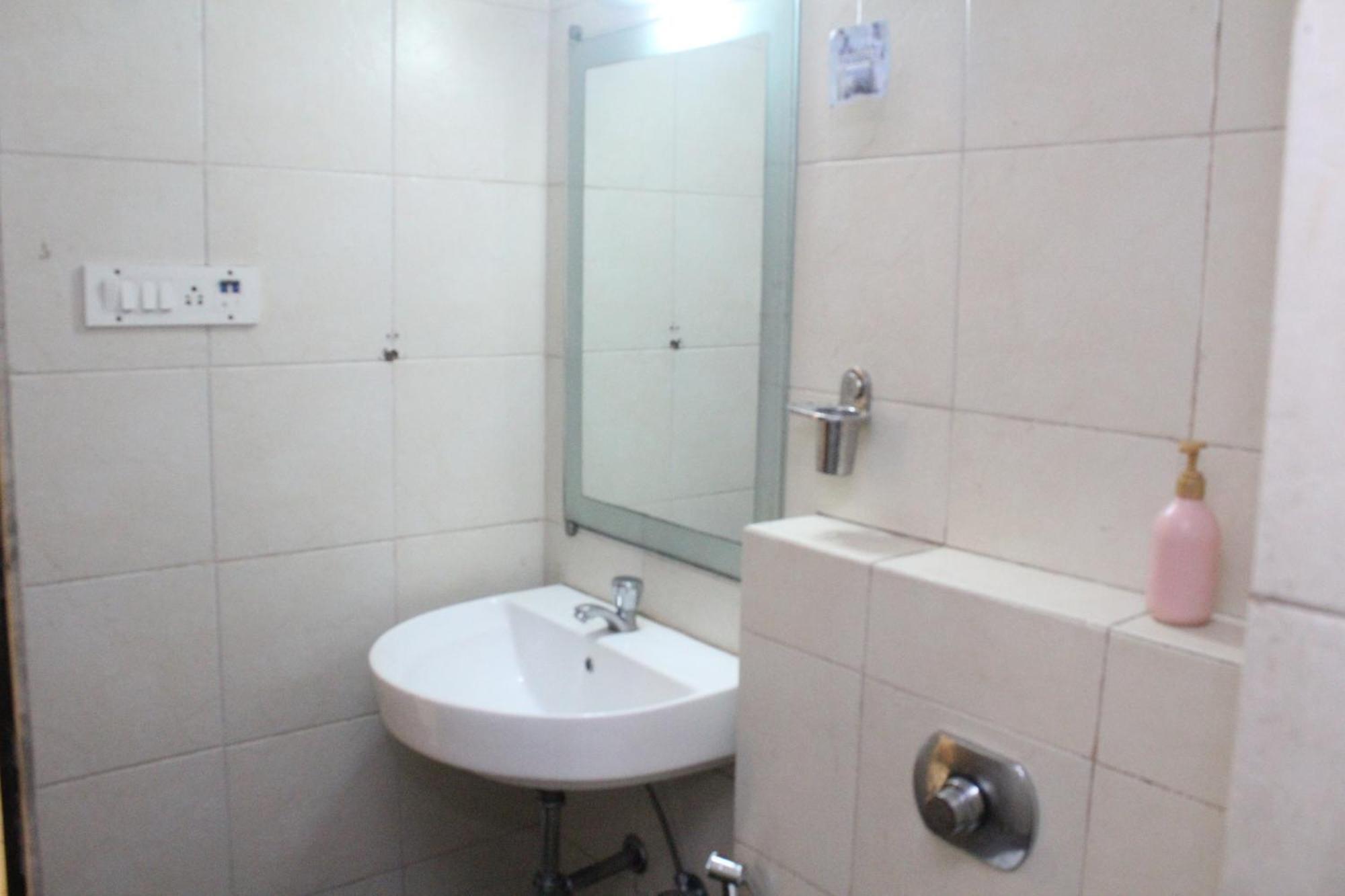 Hotel Western Court Boisar Bagian luar foto