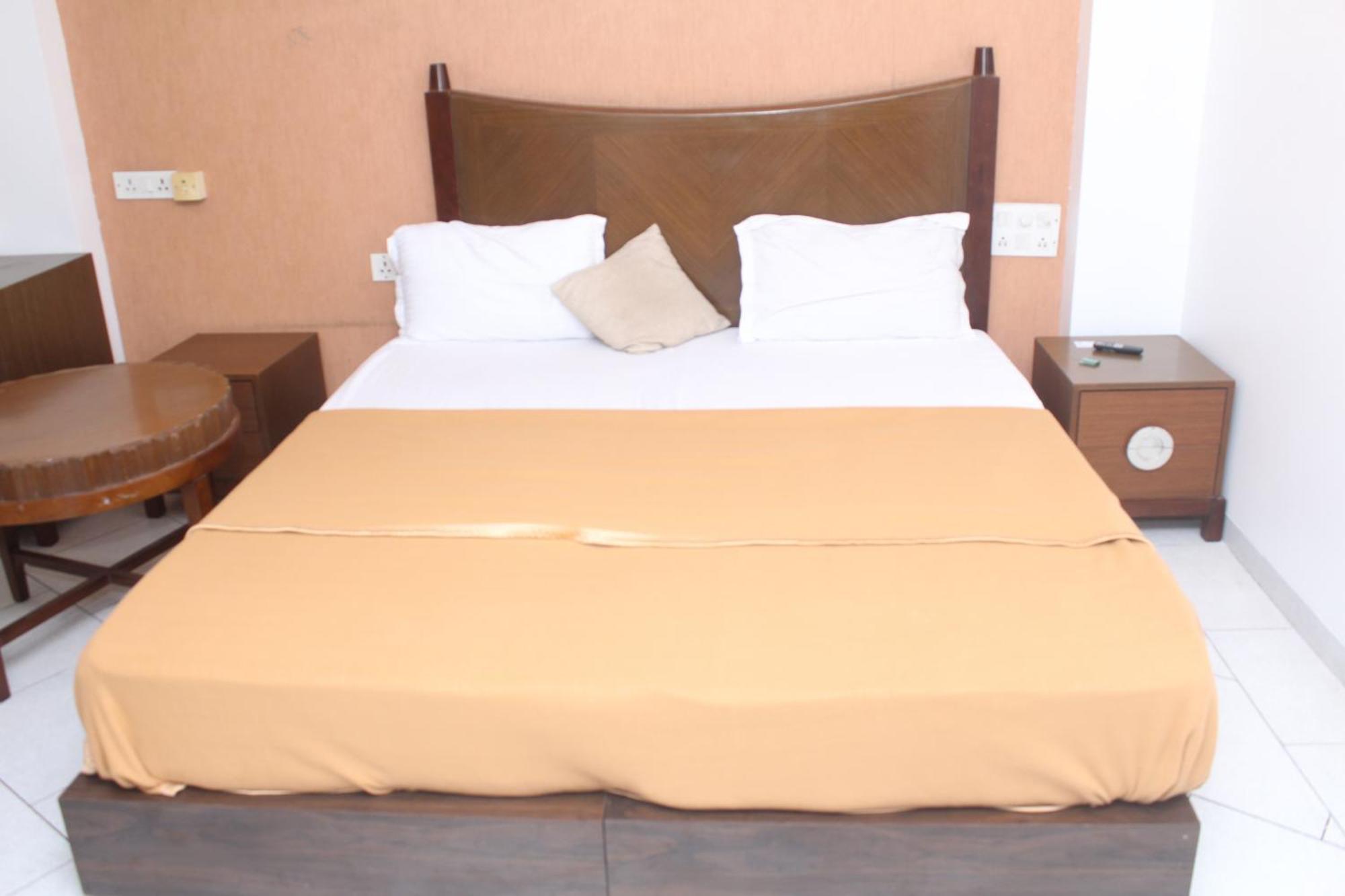 Hotel Western Court Boisar Bagian luar foto