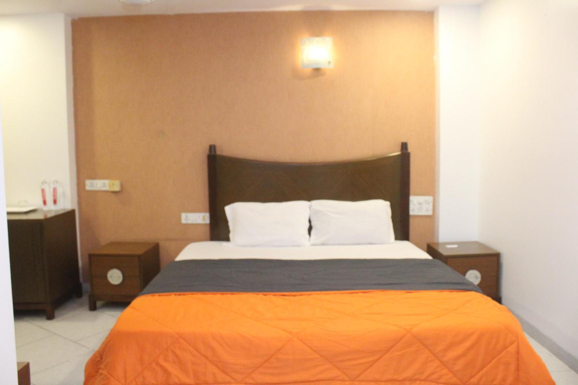 Hotel Western Court Boisar Bagian luar foto