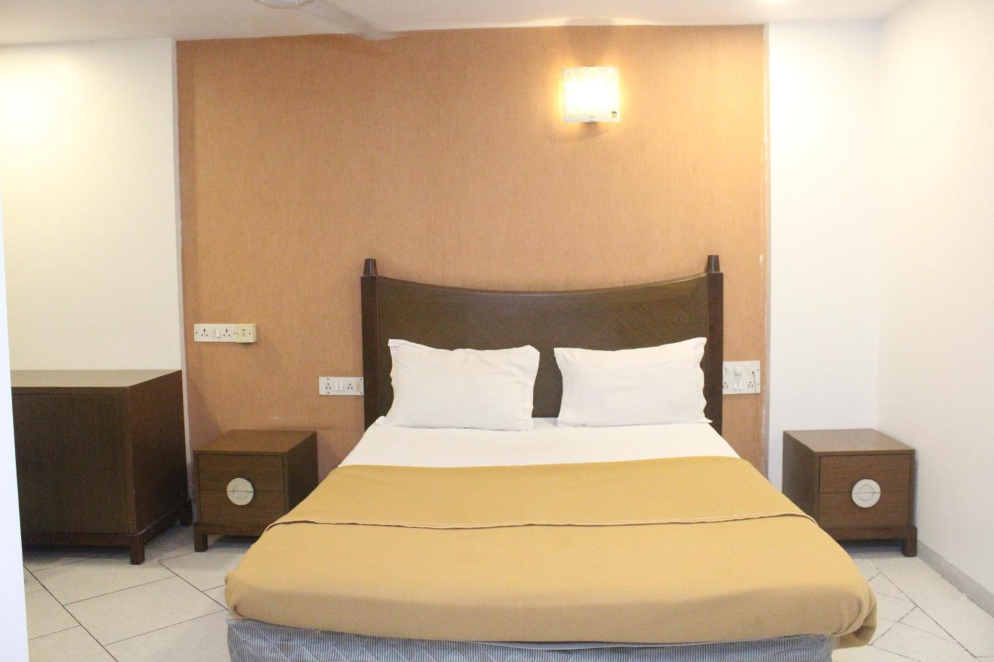 Hotel Western Court Boisar Bagian luar foto