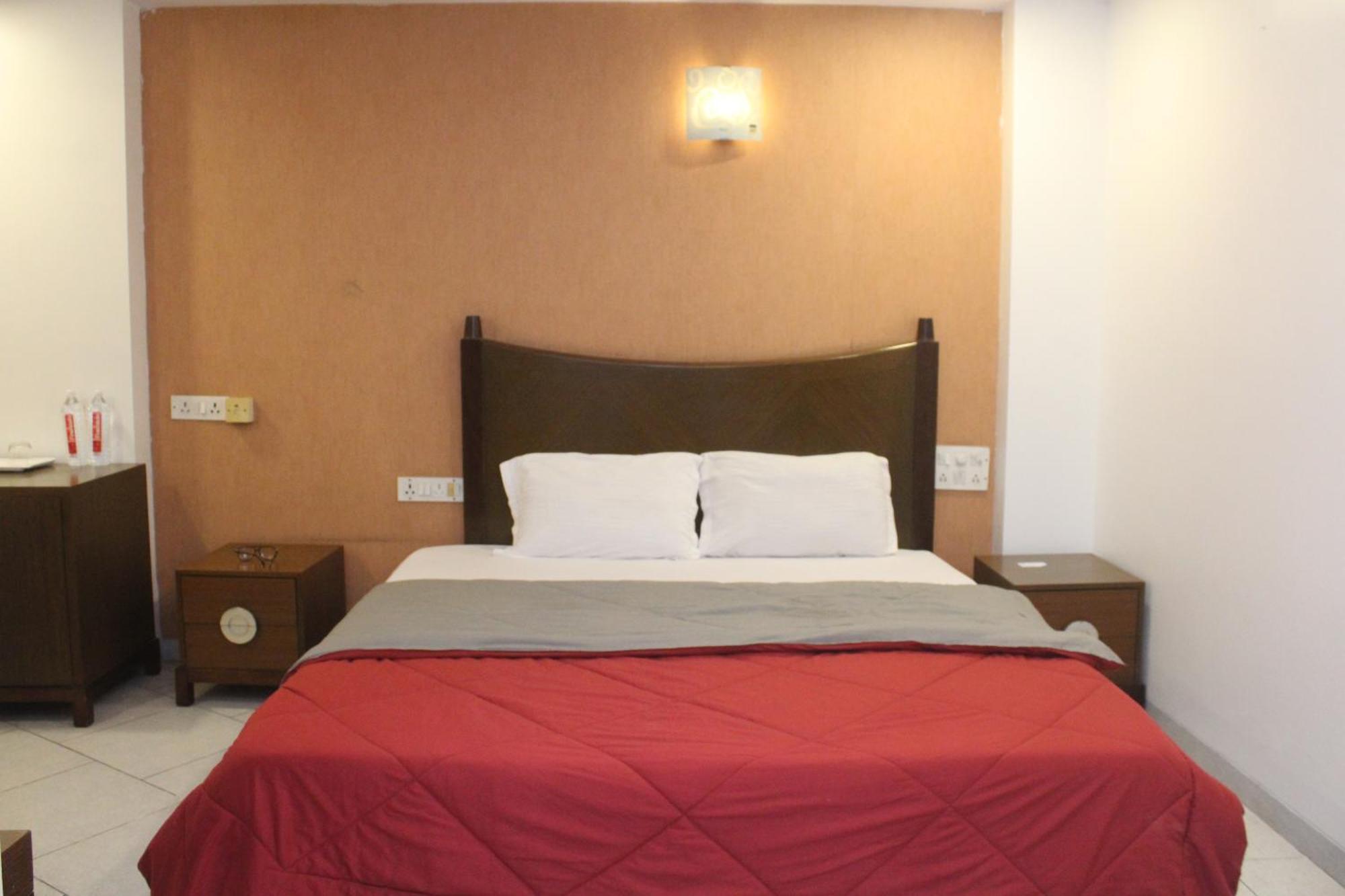 Hotel Western Court Boisar Bagian luar foto